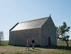 un couple en randonnée s'approche de la chapelle de Rohars - Agrandir l'image, .JPG 39,2 Ko (fenêtre modale)